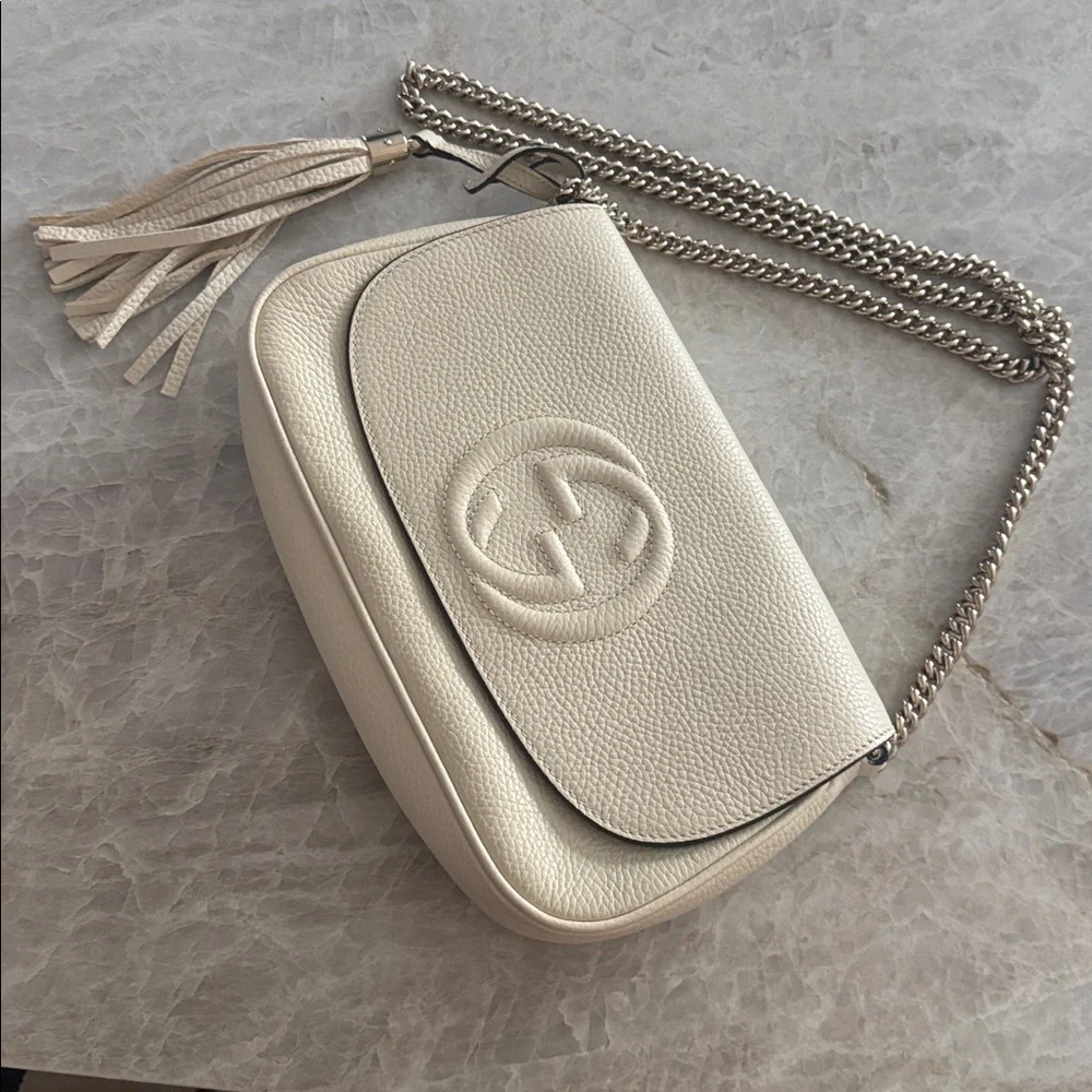 Gucci Cream Crossbody SoHo Bag with Chain Strap